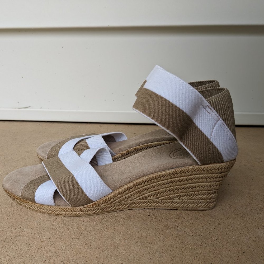NEVER WORN Tan and White Strappy Wedges 🌈